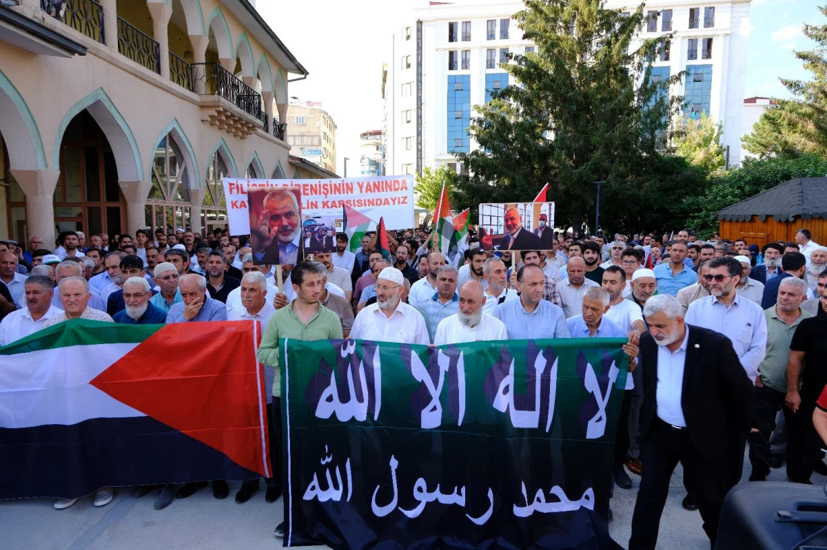 Şehit İsmail Haniye için Van'da  gıyabi cenaze namazı kılındı