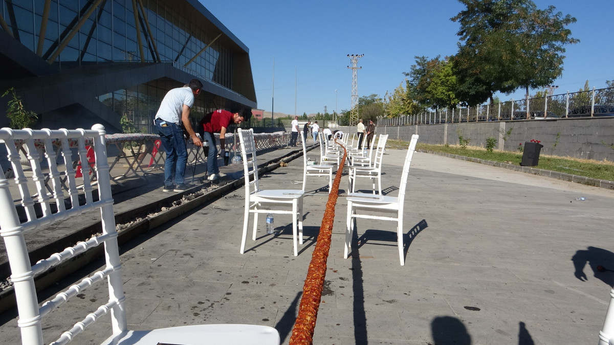 VAN 65 METRE UZUNLUĞUNDA KEBAP YAPARAK REKOR KIRDI