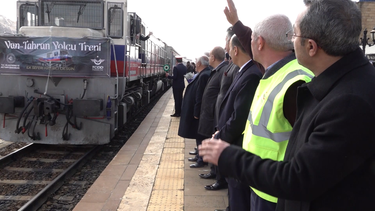 VAN-TAHRAN TREN SEFERİ İLK YOLCULARI ÇİÇEKLERLE KARŞILANDI